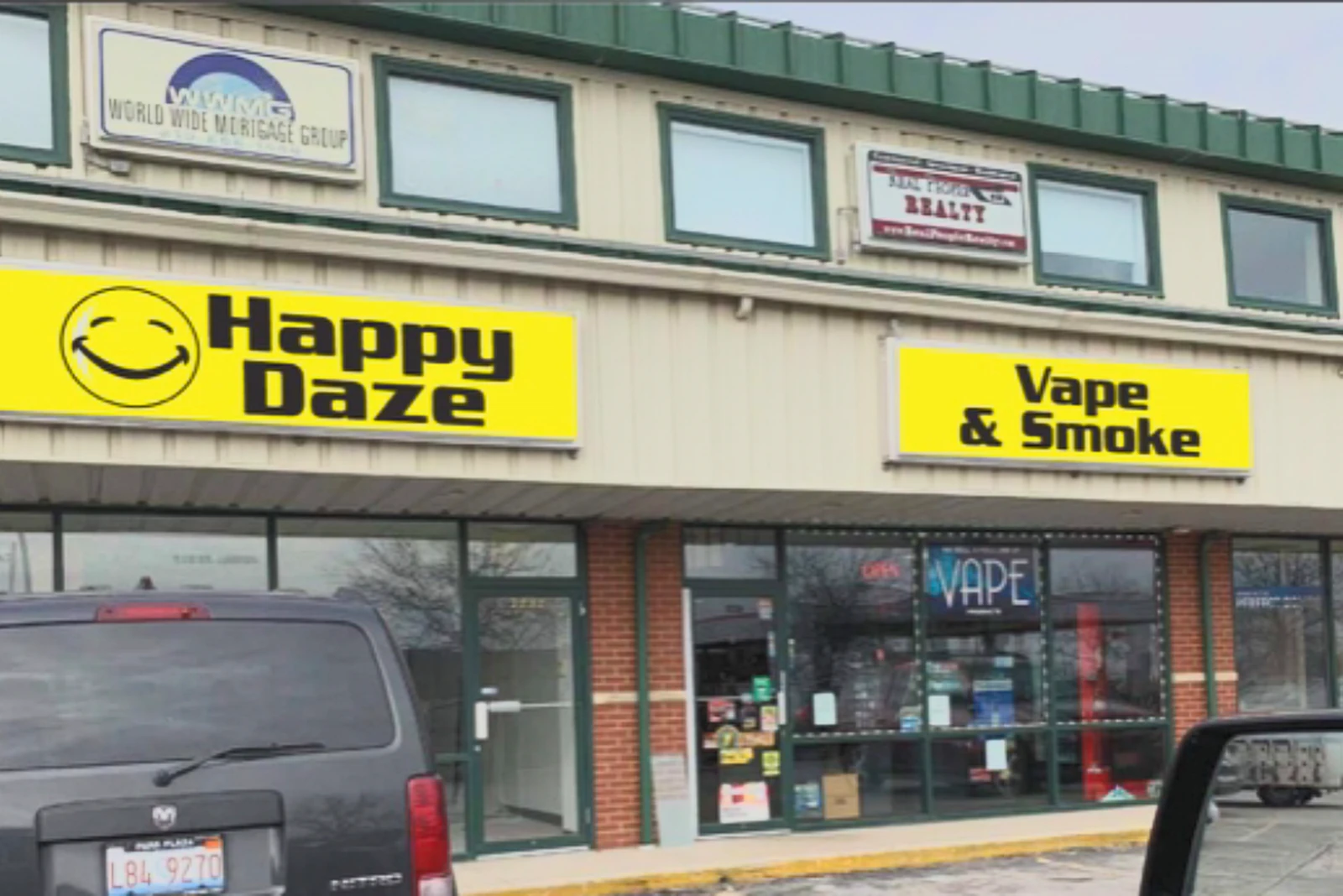 Happy Daze vape and smoke shop storefront on Benton Drive in Frankfort, Illinois
